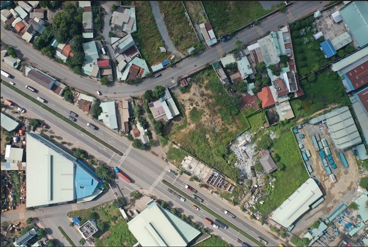 Khu vực Dự án nhìn từ trên cao, đang xây dựng nhà mẫu ở mặt tiền đường Mỹ Phước - Tân Vạn