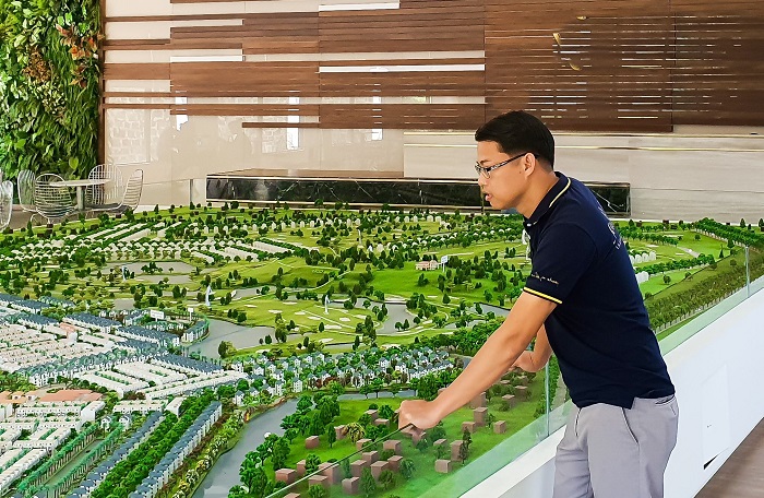 Hình ảnh tôi (Đinh Hoàng Thắng), chụp tại sa bàn rất lớn của dự án Biên Hòa New city